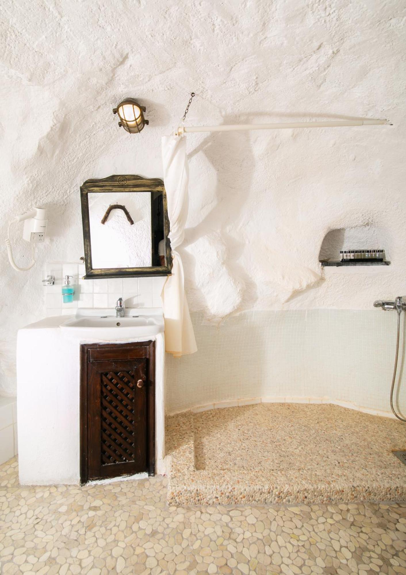Alexander's Aparthotel 4*